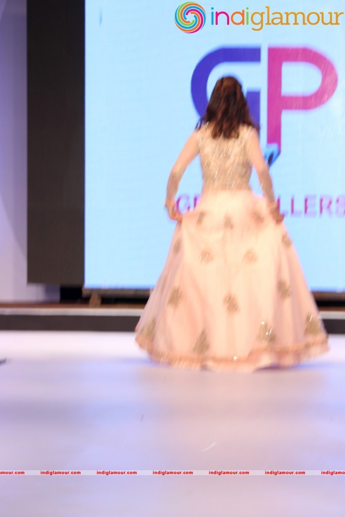 Malaika On Ramp For Archana Kochhar Ssja Silver Nite Fashion Show Event hd photo