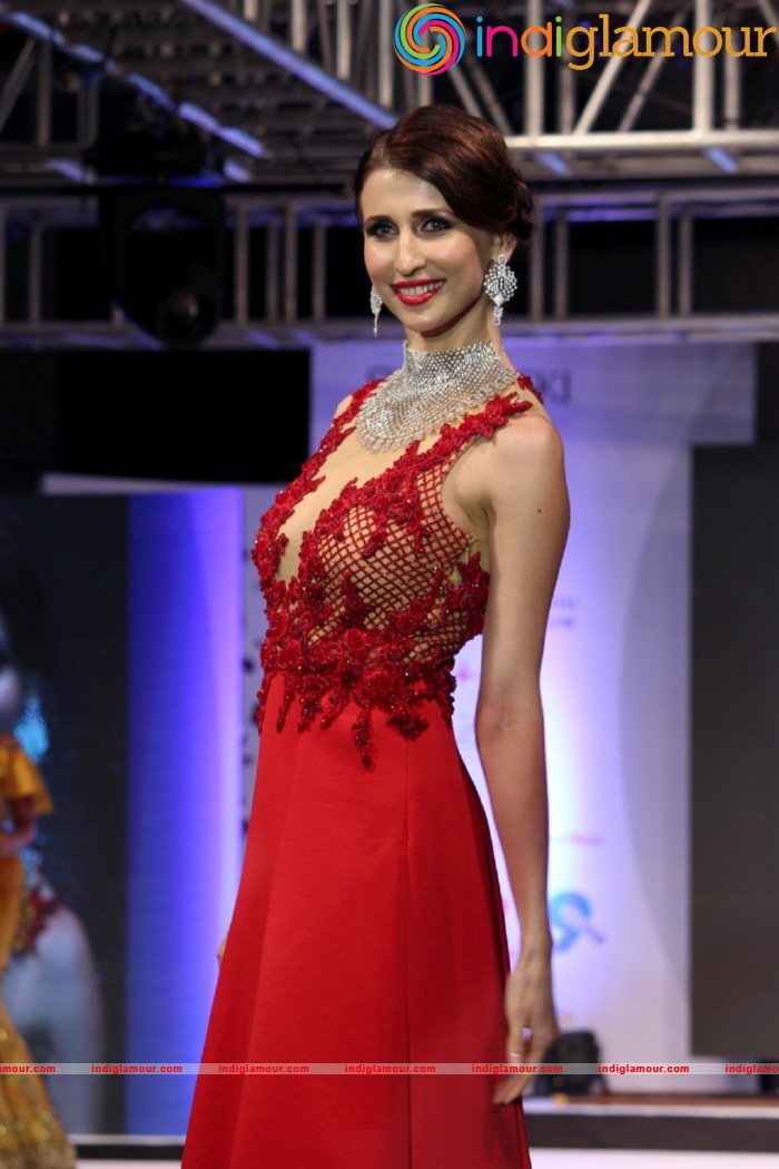 Malaika On Ramp For Archana Kochhar Ssja Silver Nite Fashion Show Event hd photo