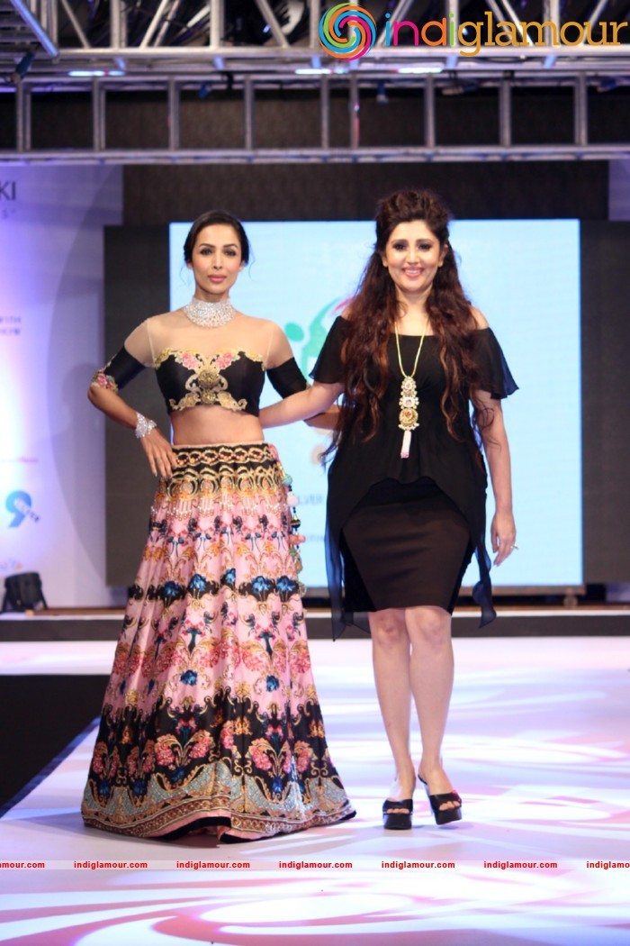 Malaika On Ramp For Archana Kochhar Ssja Silver Nite Fashion Show Event hd photo