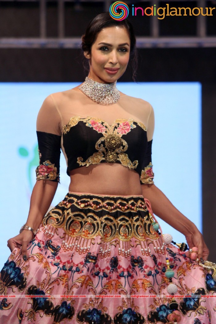 Malaika On Ramp For Archana Kochhar Ssja Silver Nite Fashion Show Event hd photo