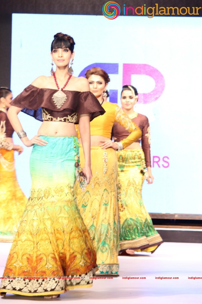 Malaika On Ramp For Archana Kochhar Ssja Silver Nite Fashion Show Event hd photo
