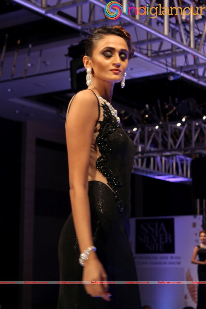 Malaika On Ramp For Archana Kochhar Ssja Silver Nite Fashion Show Event hd photo