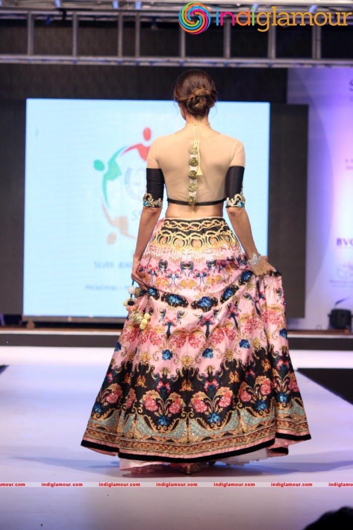 Malaika On Ramp For Archana Kochhar Ssja Silver Nite Fashion Show Event hd photo