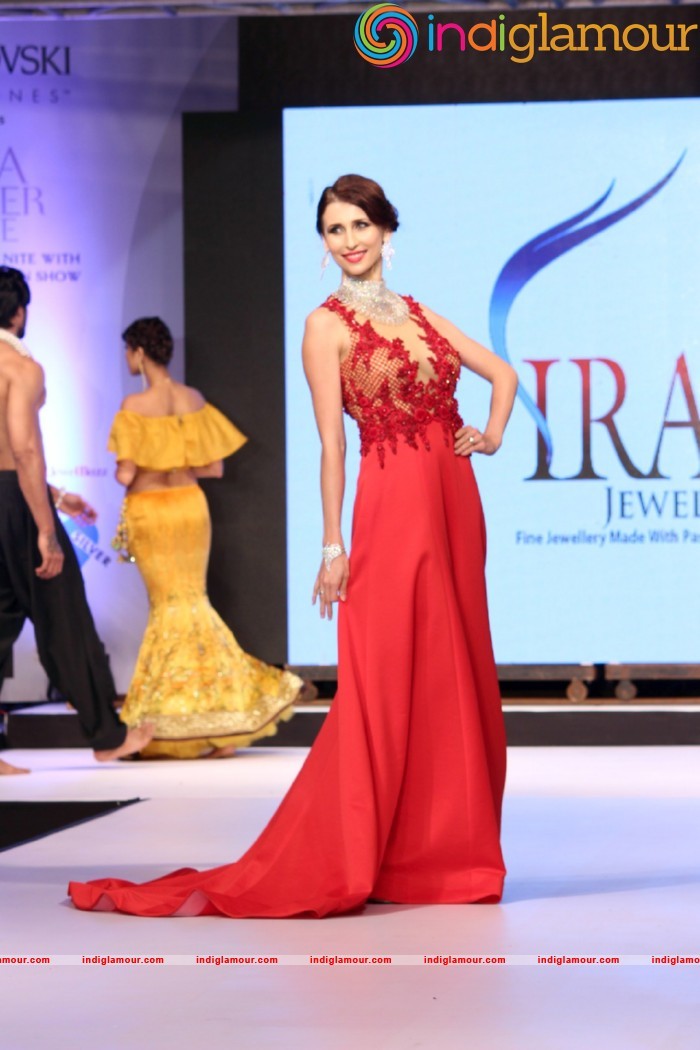 Malaika On Ramp For Archana Kochhar Ssja Silver Nite Fashion Show Event hd photo