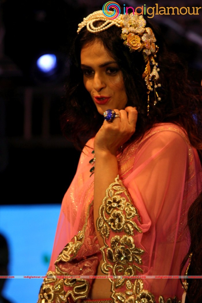 Malaika On Ramp For Archana Kochhar Ssja Silver Nite Fashion Show Event hd photo