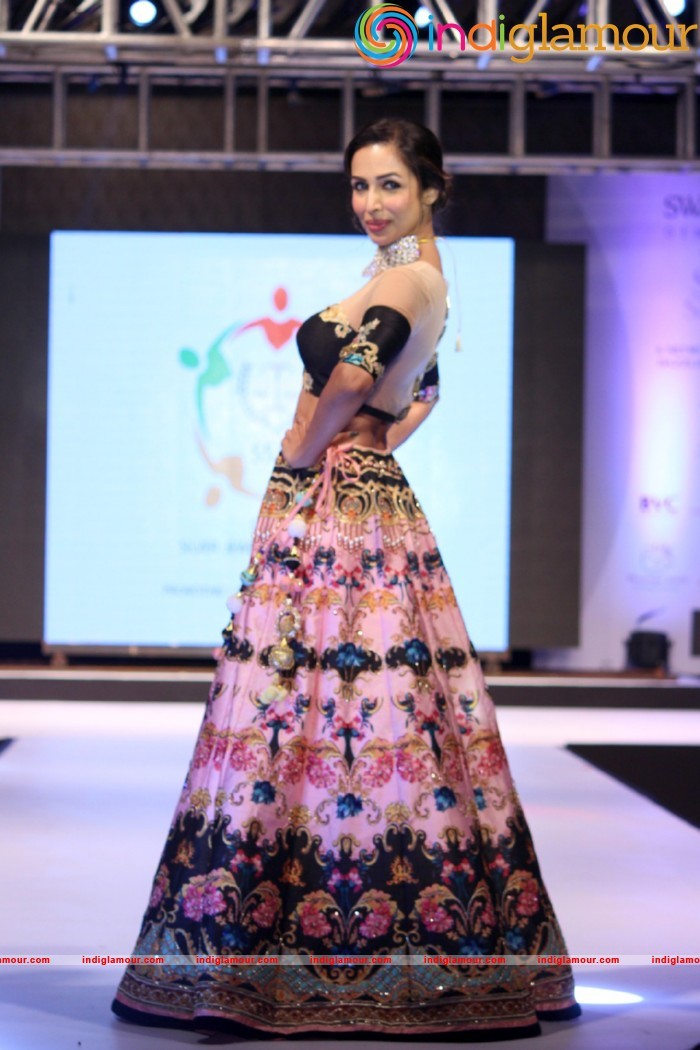 Malaika On Ramp For Archana Kochhar Ssja Silver Nite Fashion Show Event hd photo