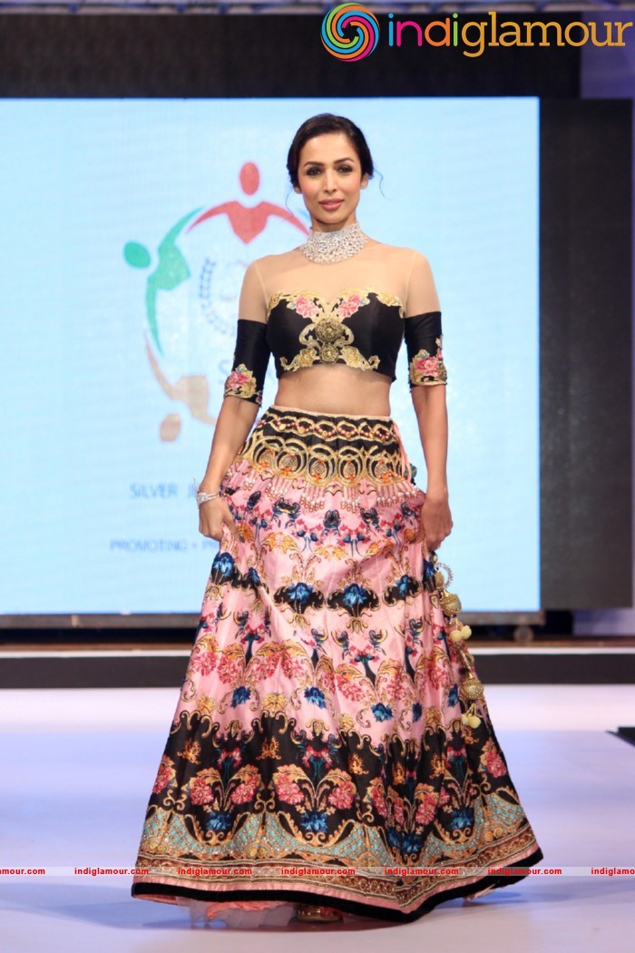 Malaika On Ramp For Archana Kochhar Ssja Silver Nite Fashion Show Event hd photo