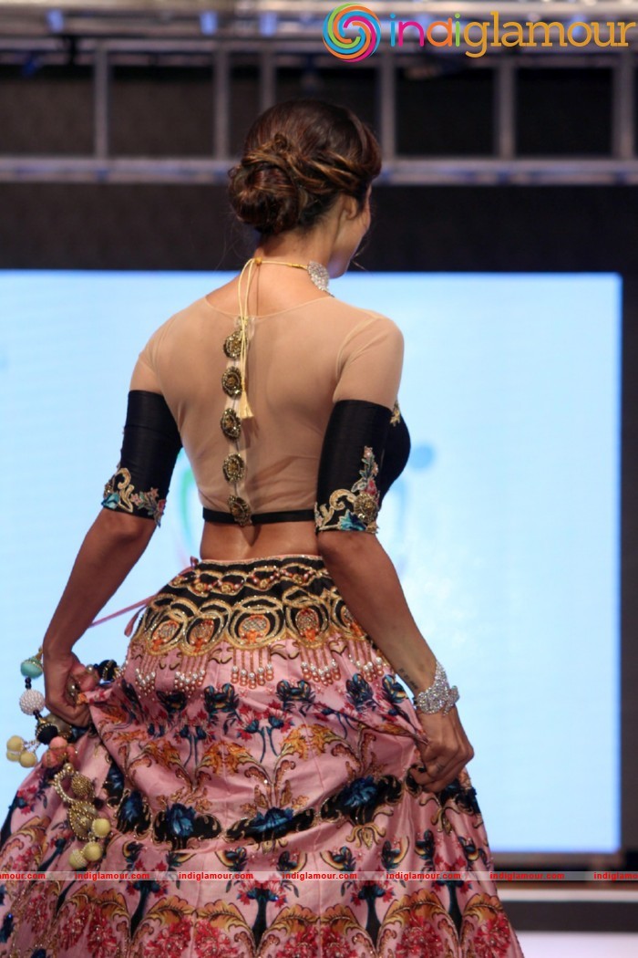 Malaika On Ramp For Archana Kochhar Ssja Silver Nite Fashion Show Event hd photo