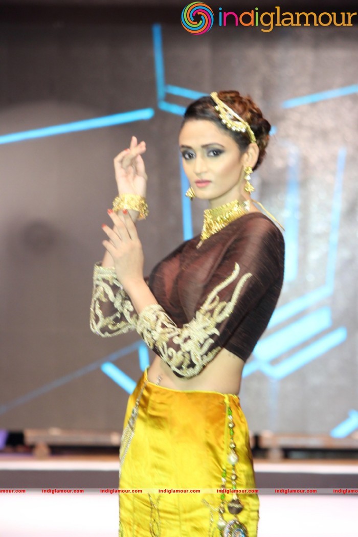 Malaika On Ramp For Archana Kochhar Ssja Silver Nite Fashion Show Event hd photo