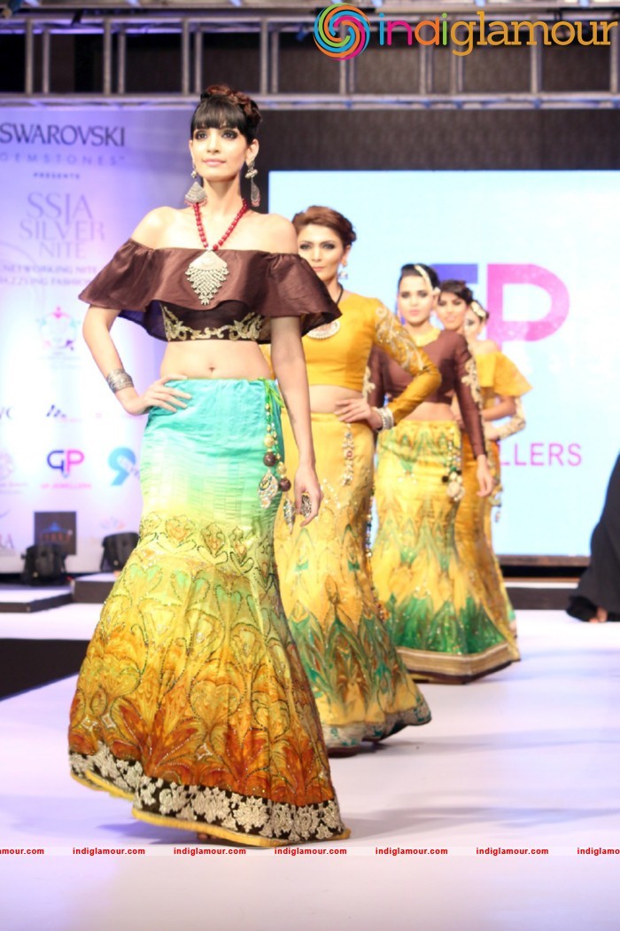 Malaika On Ramp For Archana Kochhar Ssja Silver Nite Fashion Show Event hd photo
