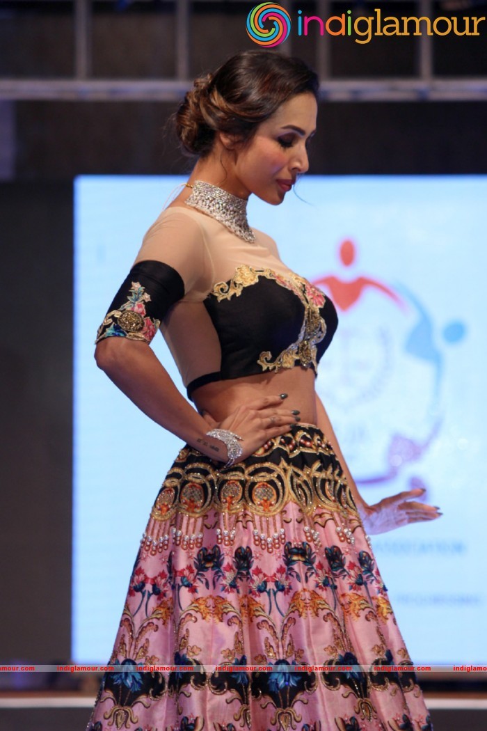 Malaika On Ramp For Archana Kochhar Ssja Silver Nite Fashion Show Event hd photo