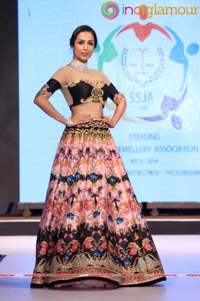 Malaika On Ramp For Archana Kochhar Ssja Silver Nite Fashion Show Event hd photo