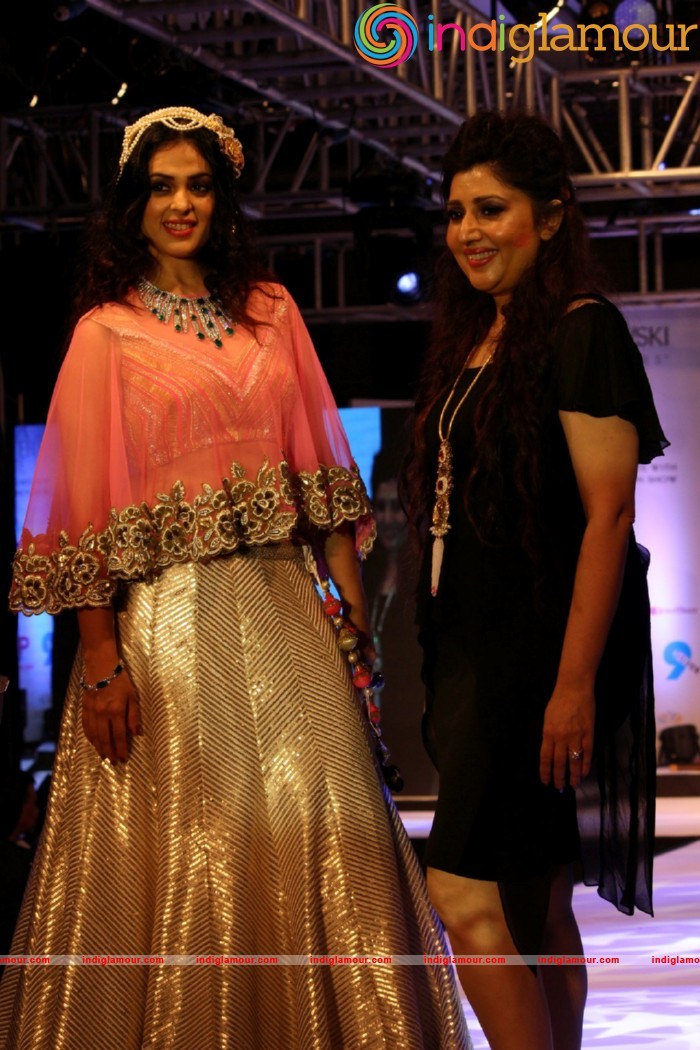 Malaika On Ramp For Archana Kochhar Ssja Silver Nite Fashion Show Event hd photo