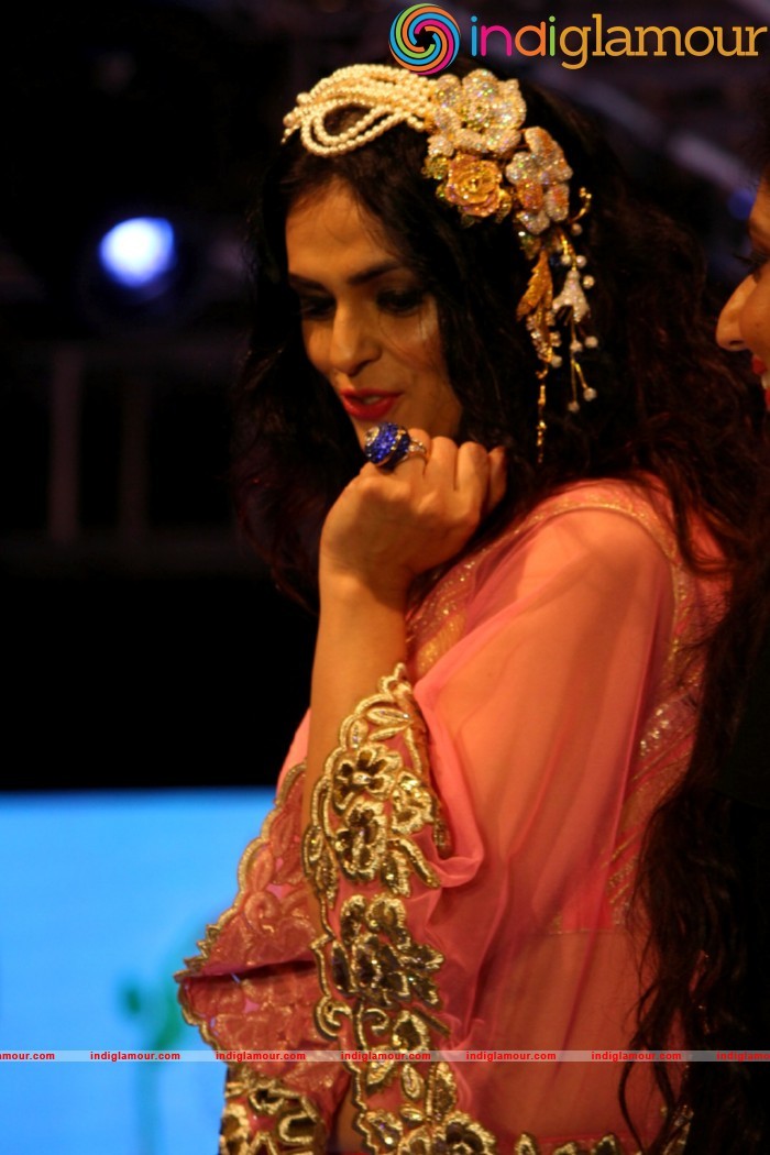 Malaika On Ramp For Archana Kochhar Ssja Silver Nite Fashion Show Event hd photo