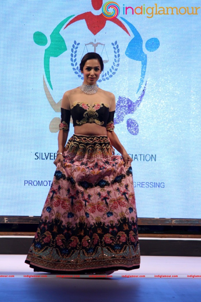 Malaika On Ramp For Archana Kochhar Ssja Silver Nite Fashion Show Event hd photo