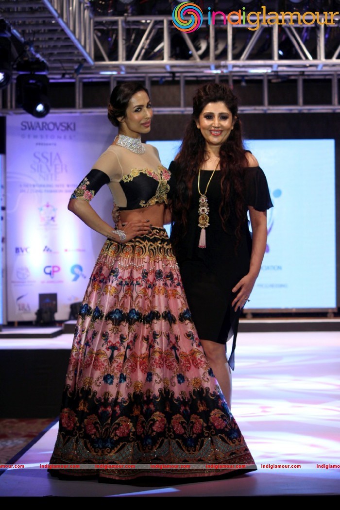 Malaika On Ramp For Archana Kochhar Ssja Silver Nite Fashion Show Event hd photo