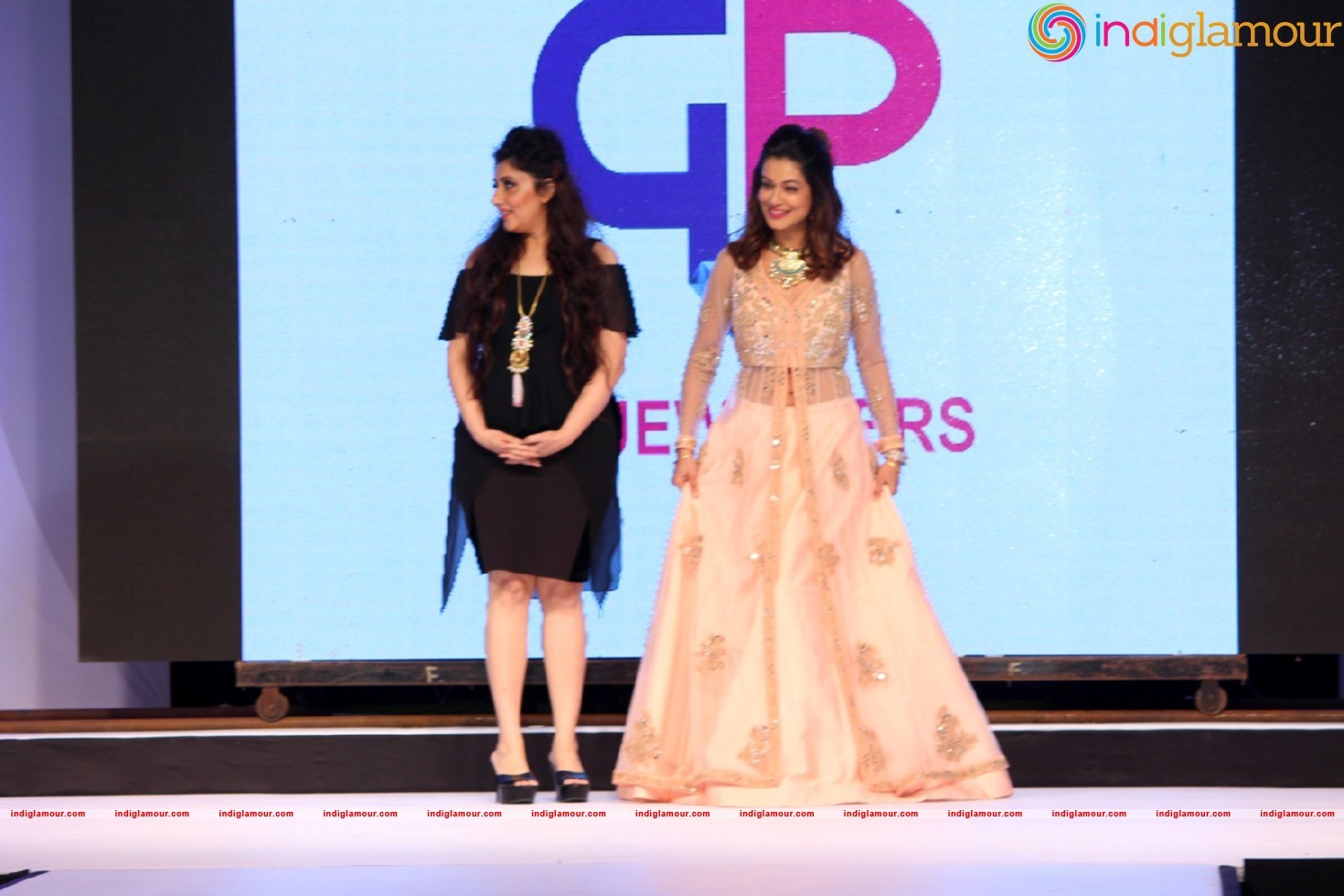Malaika On Ramp For Archana Kochhar Ssja Silver Nite Fashion Show Event hd photo