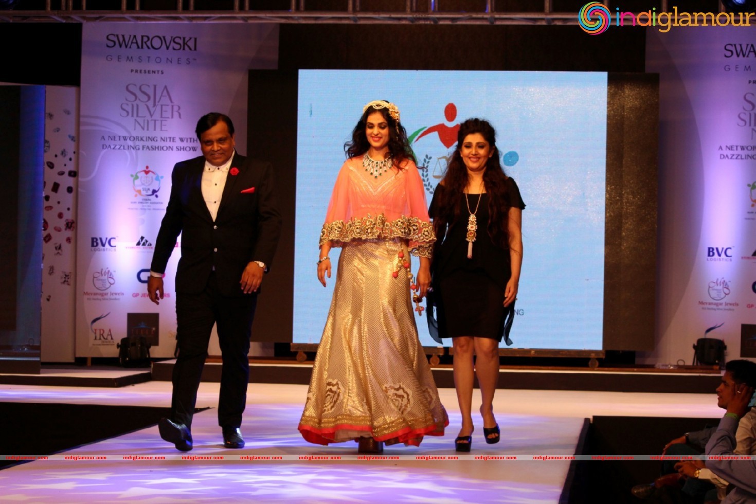 Malaika On Ramp For Archana Kochhar Ssja Silver Nite Fashion Show Event hd photo