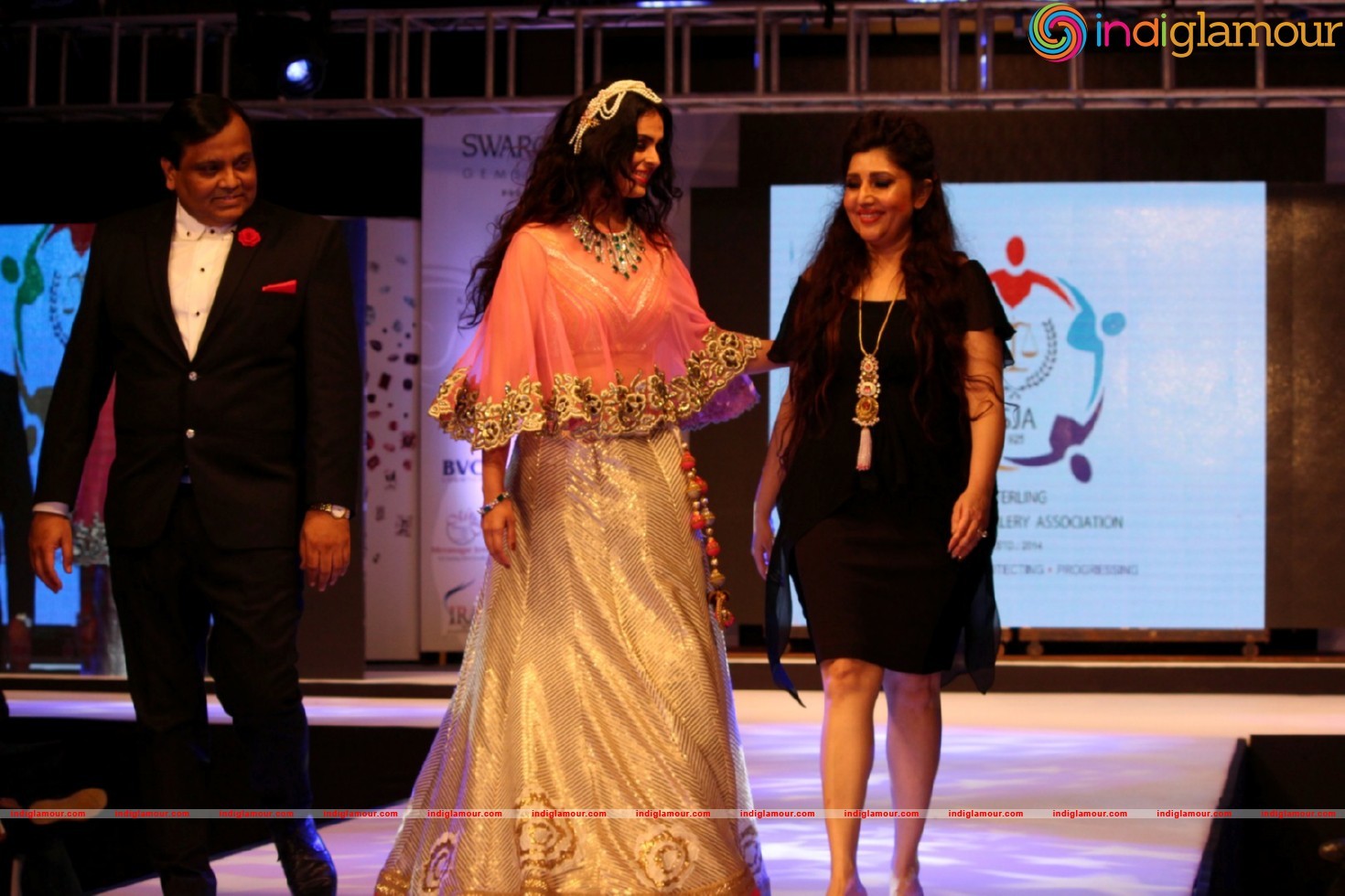 Malaika On Ramp For Archana Kochhar Ssja Silver Nite Fashion Show Event hd photo