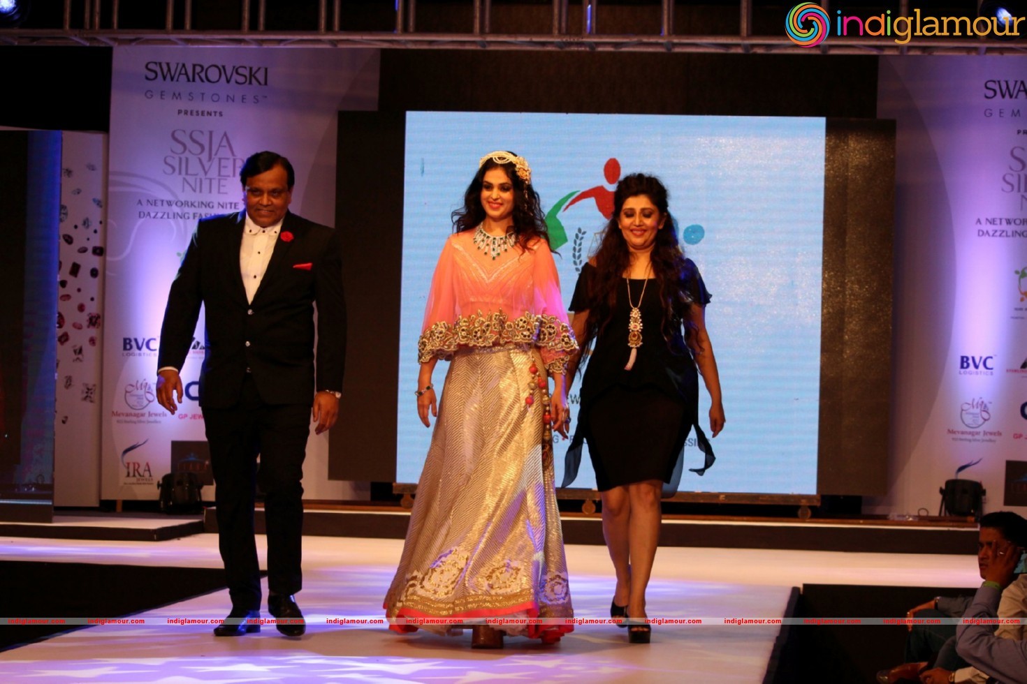Malaika On Ramp For Archana Kochhar Ssja Silver Nite Fashion Show Event hd photo