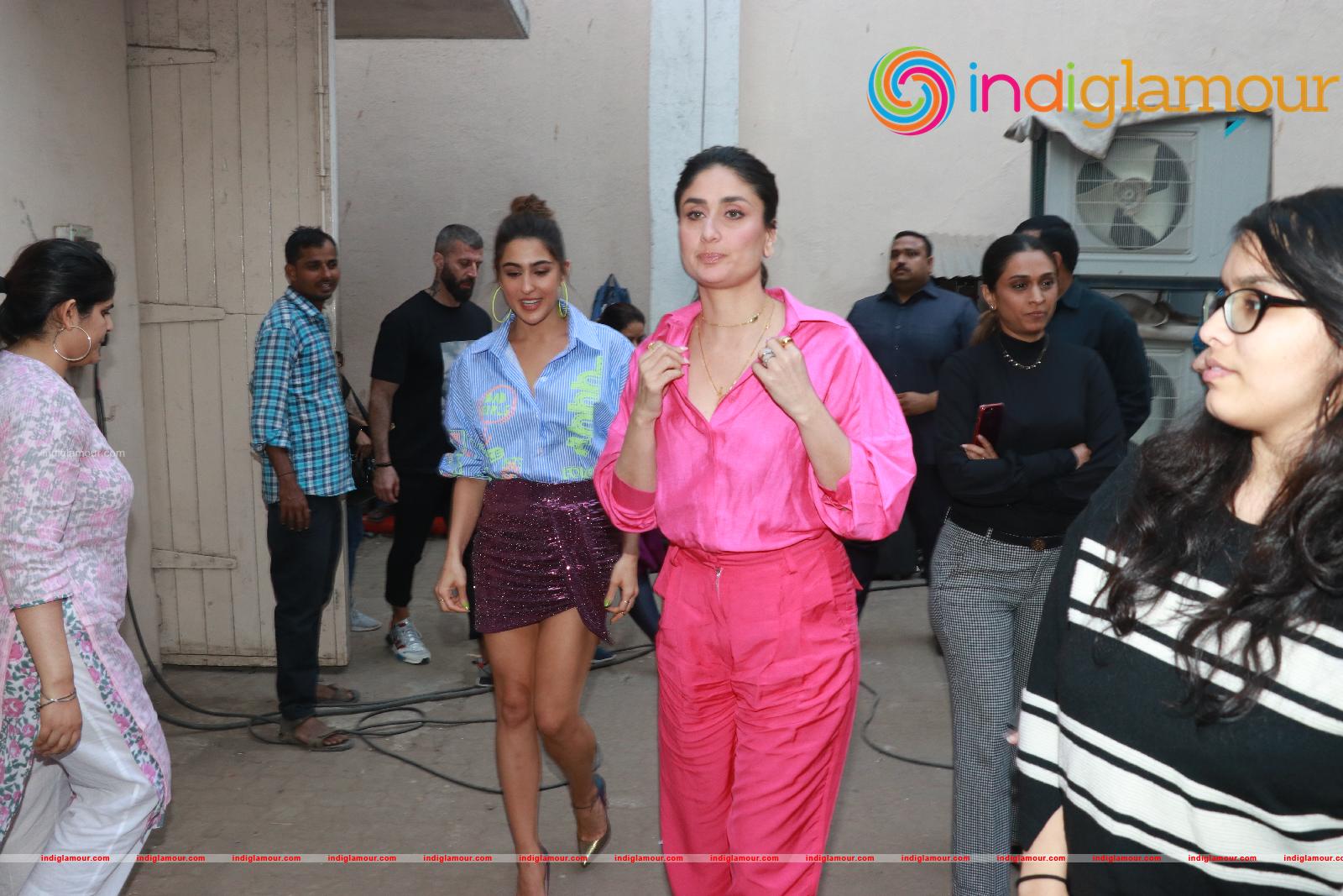 Kareena and Sara Ali Khan at 104 8 FM ISHQ Event hd photo