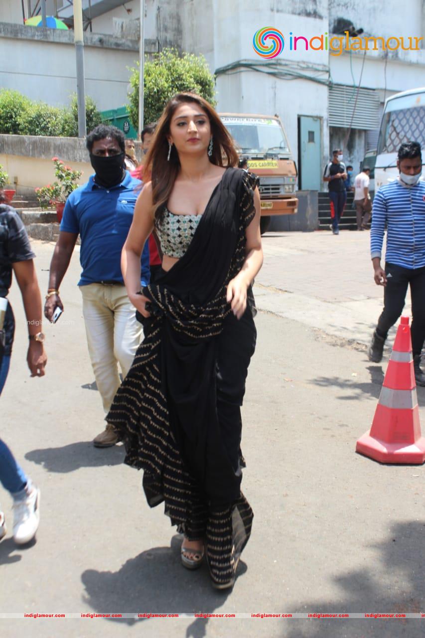 Dhvani Bhanushali At Indian Idol Set Filmcity Mumbai Photos Event hd photo