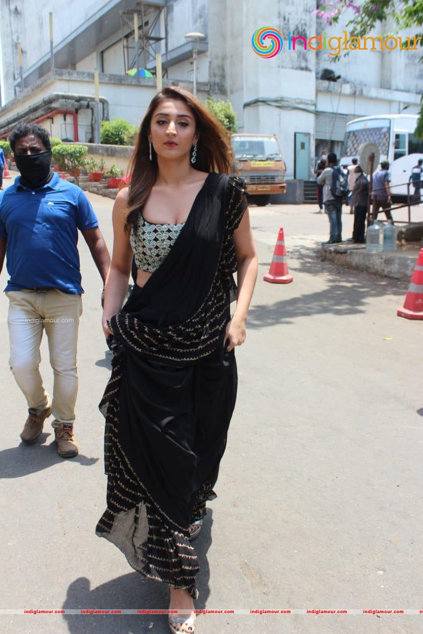 Dhvani Bhanushali At Indian Idol Set Filmcity Mumbai Photos Event hd photo