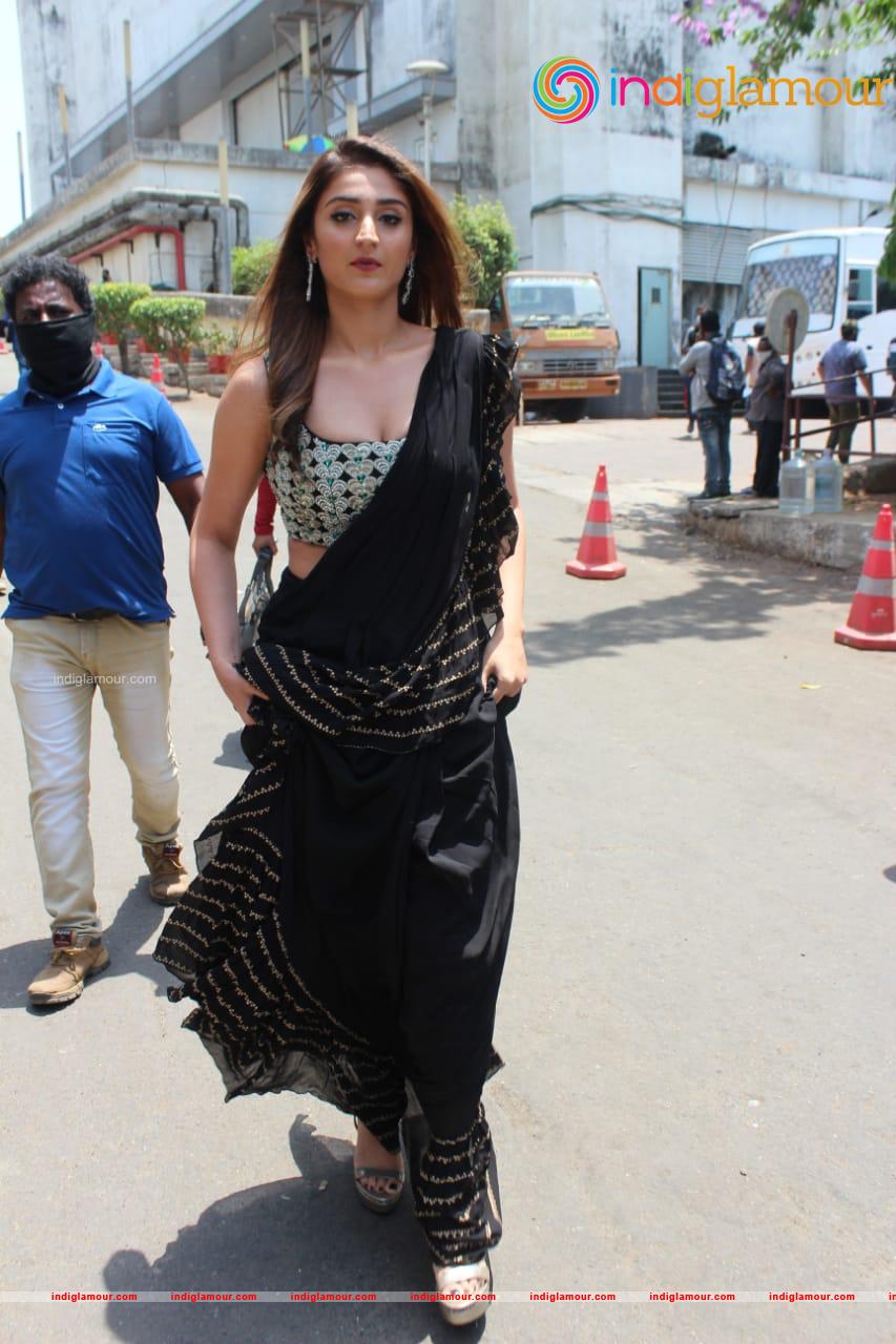 Dhvani Bhanushali At Indian Idol Set Filmcity Mumbai Photos Event hd photo