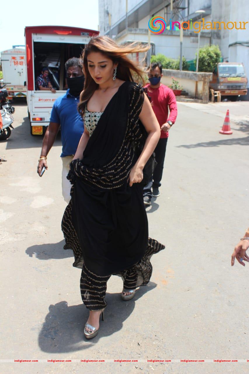 Dhvani Bhanushali At Indian Idol Set Filmcity Mumbai Photos Event hd photo