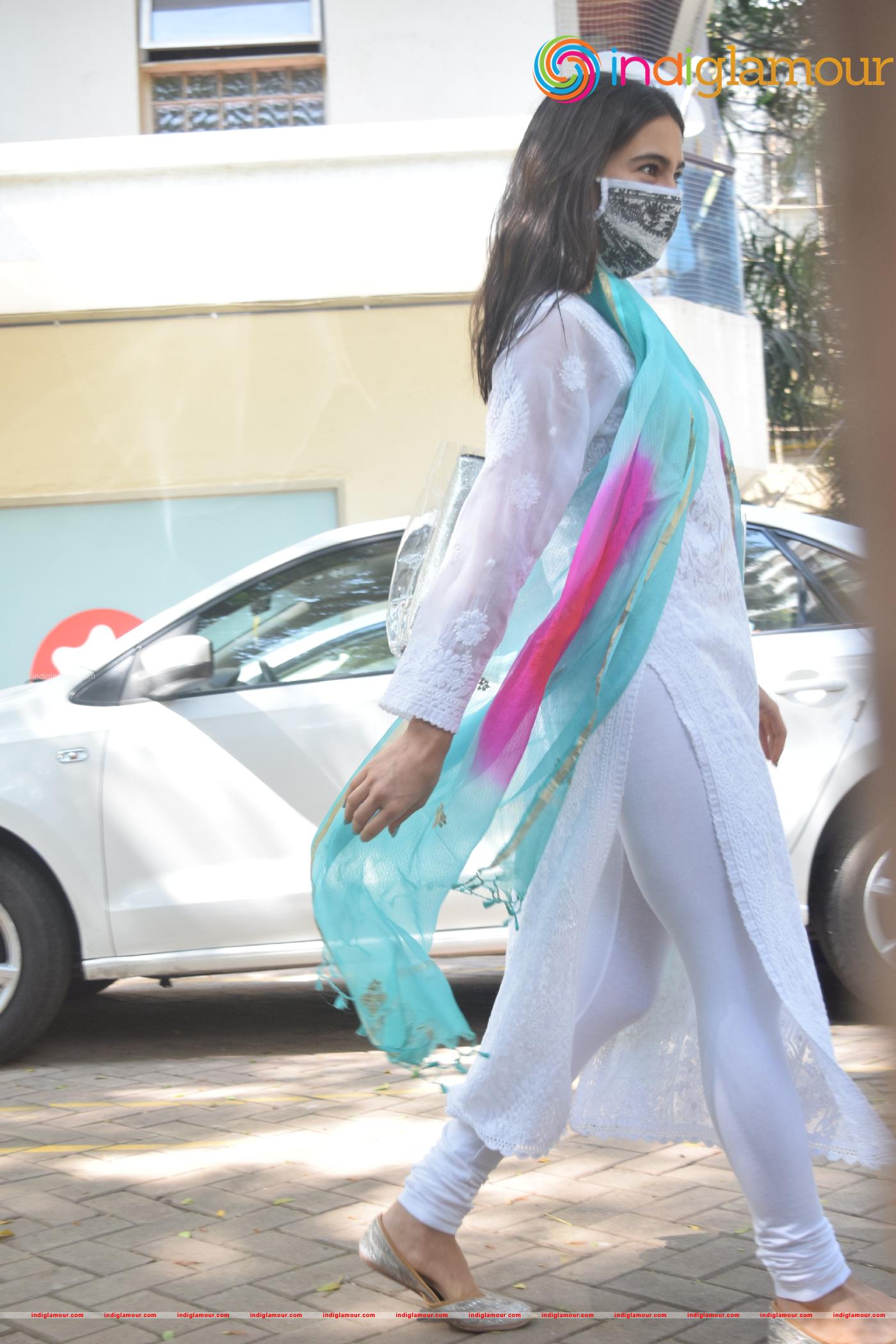 Sara Ali Khan SPOTTED AT gym Event hd photo