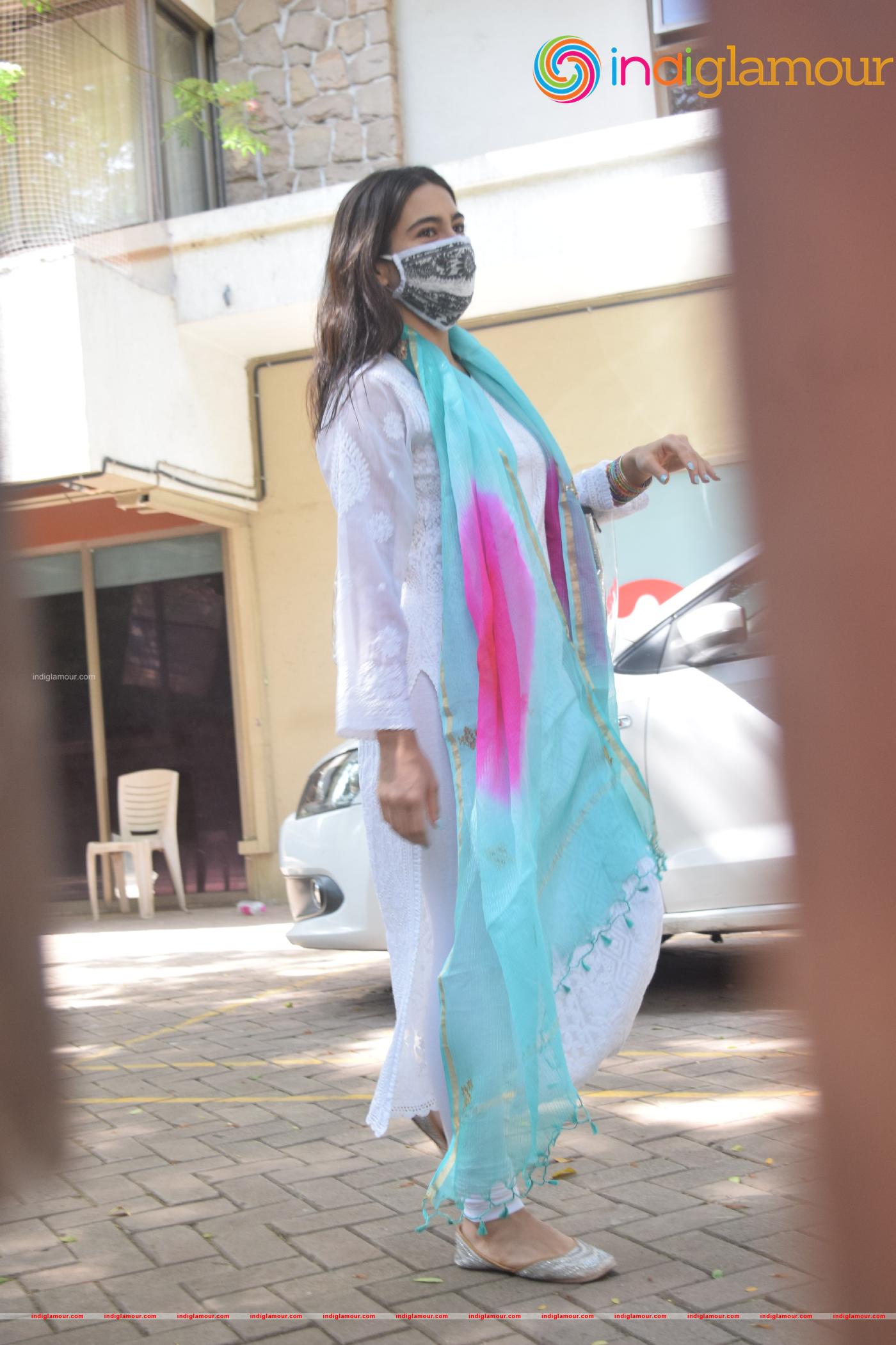 Sara Ali Khan SPOTTED AT gym Event hd photo