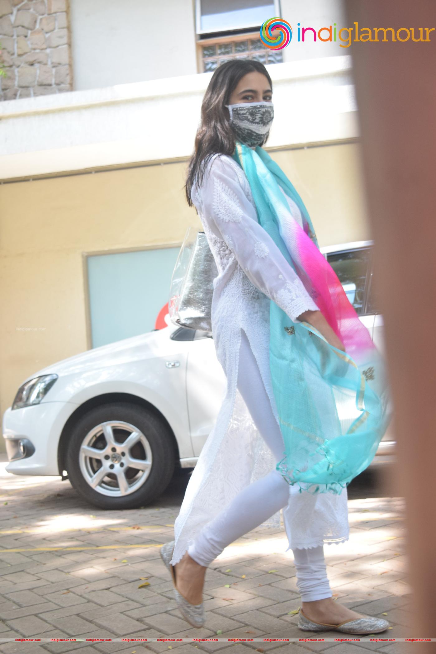 Sara Ali Khan SPOTTED AT gym Event hd photo