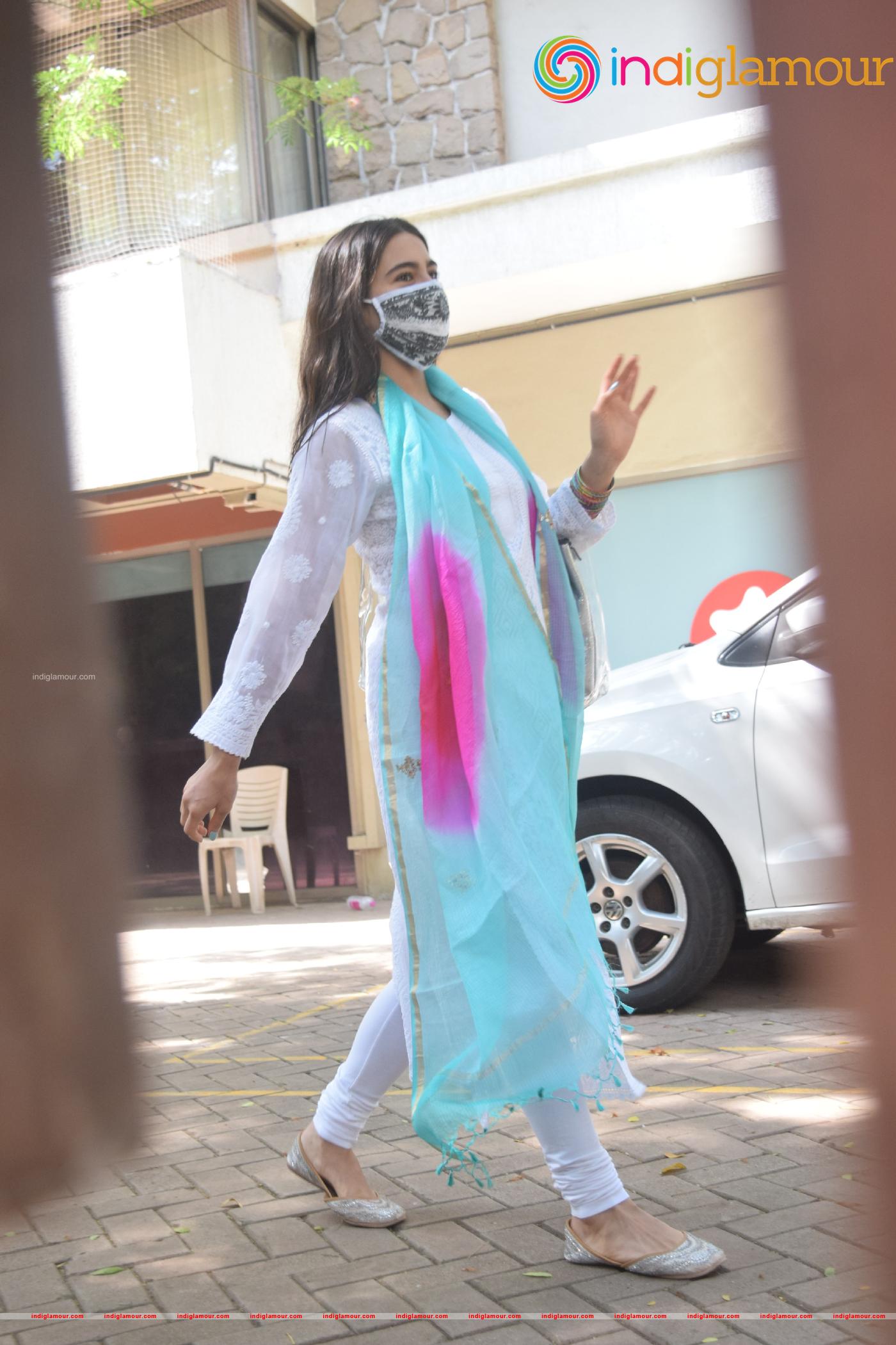 Sara Ali Khan SPOTTED AT gym Event hd photo