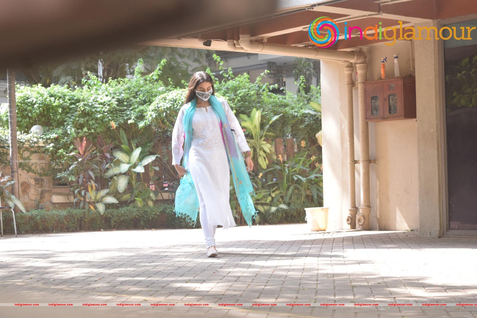 Sara Ali Khan SPOTTED AT gym Event hd photo