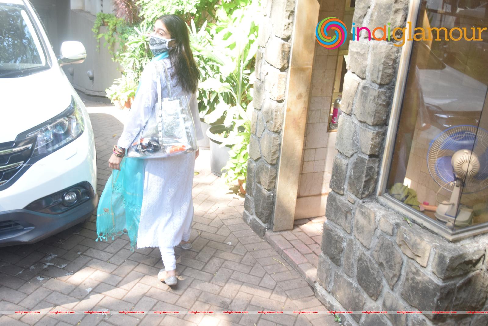 Sara Ali Khan SPOTTED AT gym Event hd photo