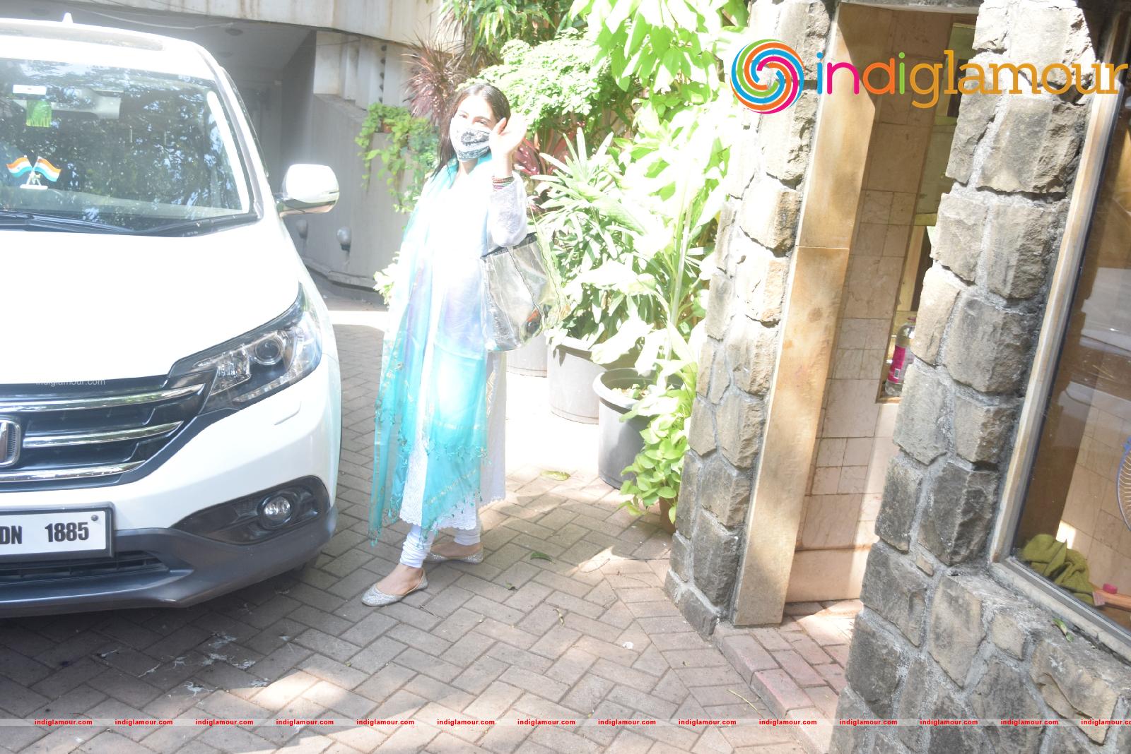 Sara Ali Khan SPOTTED AT gym Event hd photo