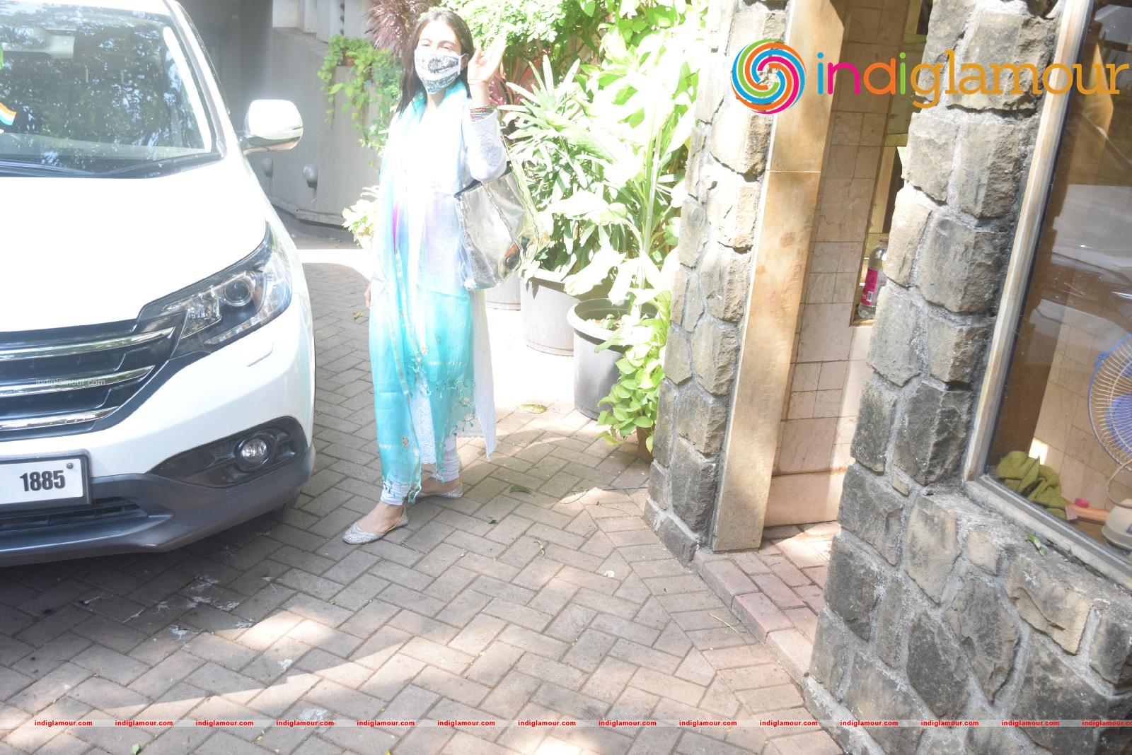 Sara Ali Khan SPOTTED AT gym Event hd photo