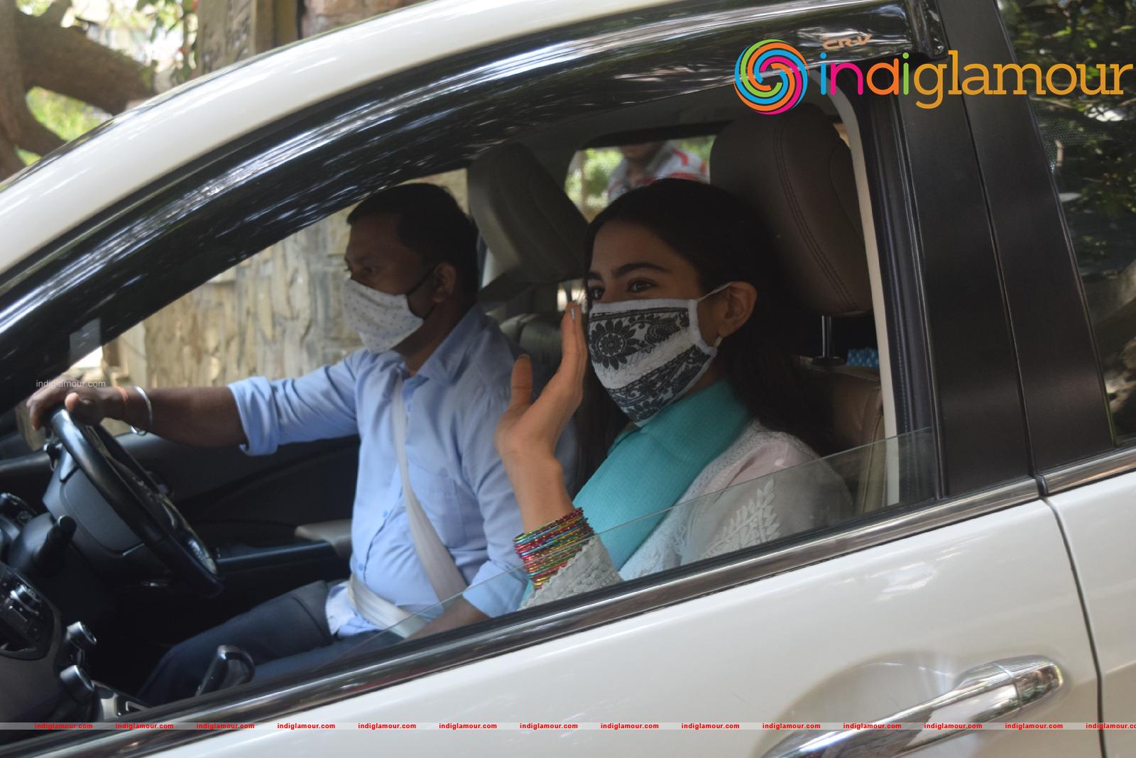Sara Ali Khan SPOTTED AT gym Event hd photo