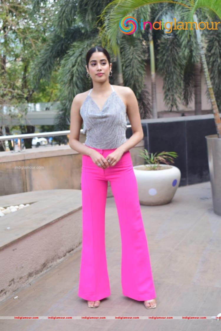 Janhvi Kapoor and Varun Sharma At Novotel PHOTO Event hd photo