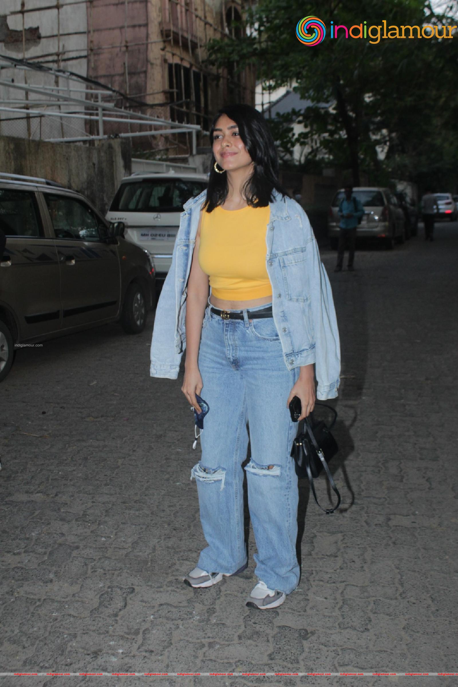 Ileana DCruz Mrunal Thakur Event hd photo