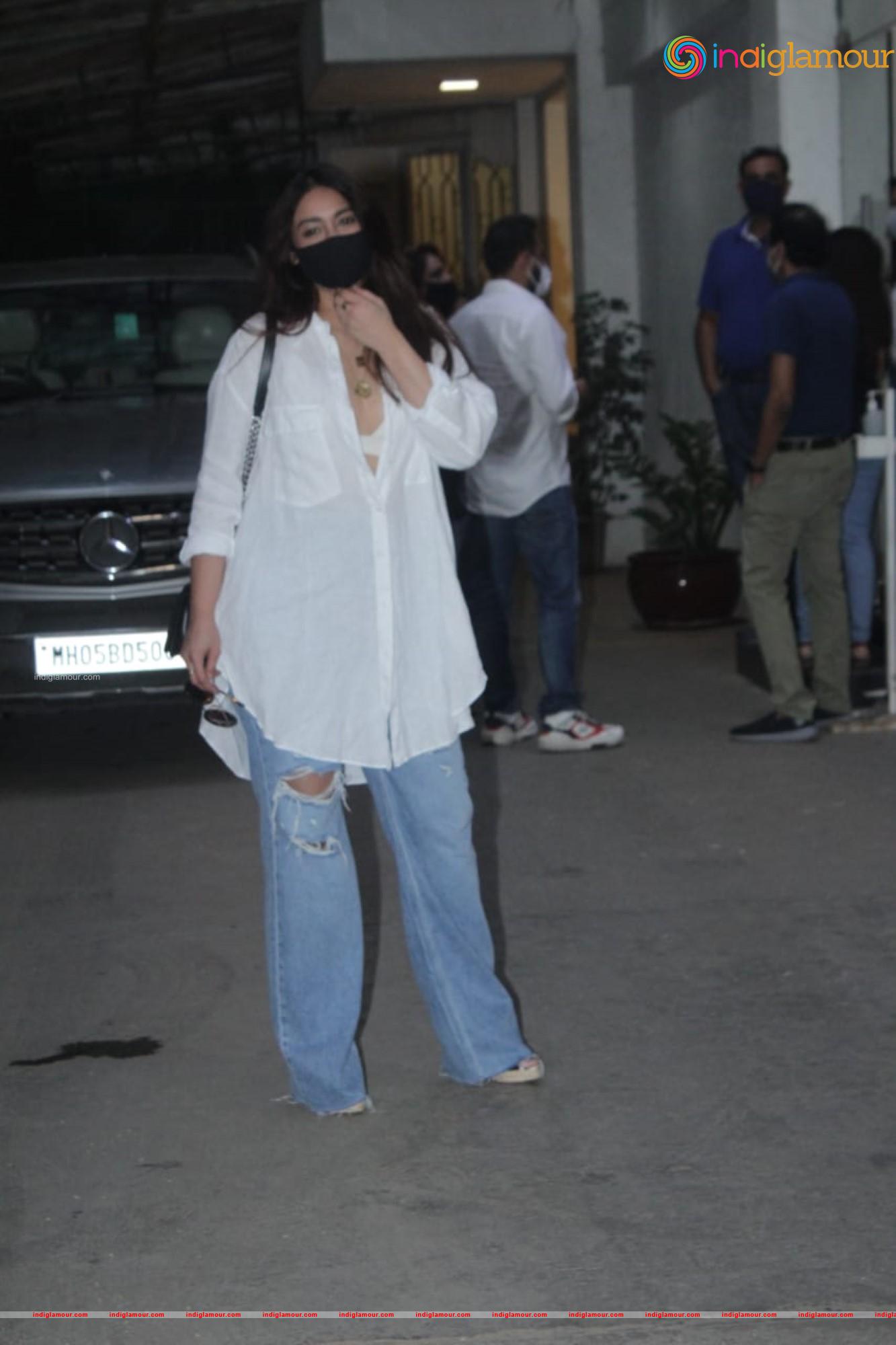 Ileana DCruz Mrunal Thakur Event hd photo