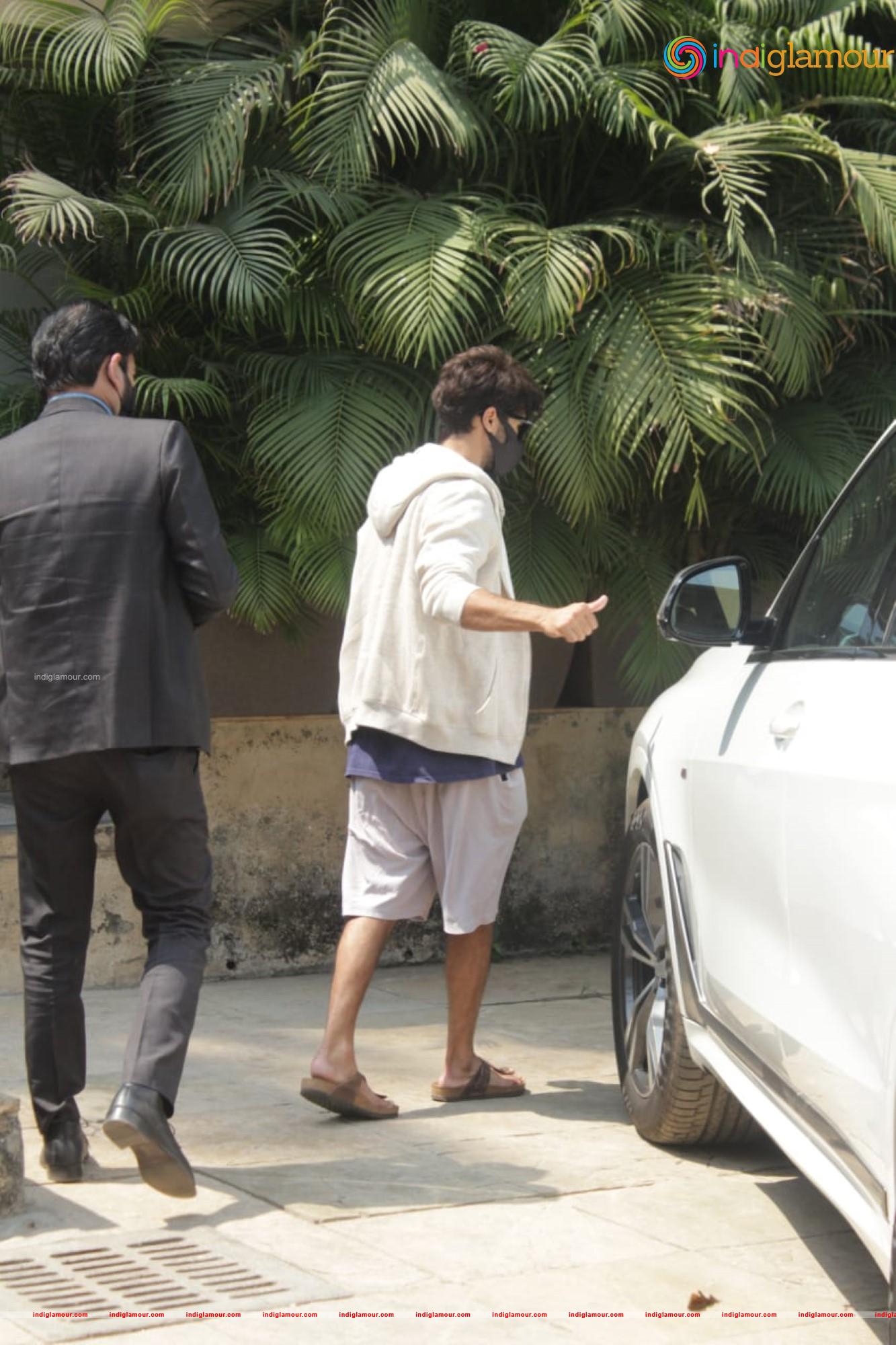 Shahid Kapoor New Car Test Drive BMW Home Photos Event hd photo