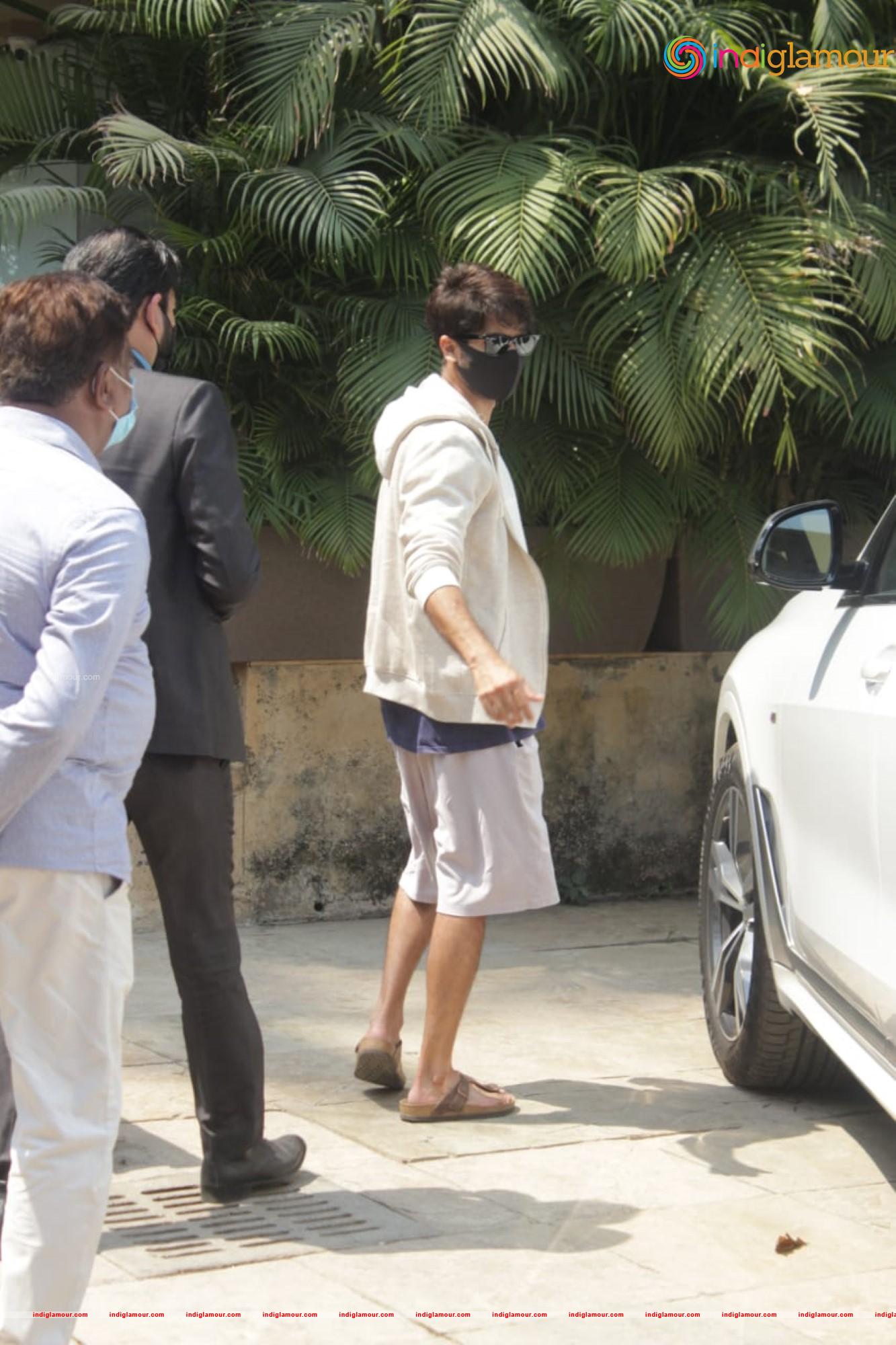 Shahid Kapoor New Car Test Drive BMW Home Photos Event hd photo