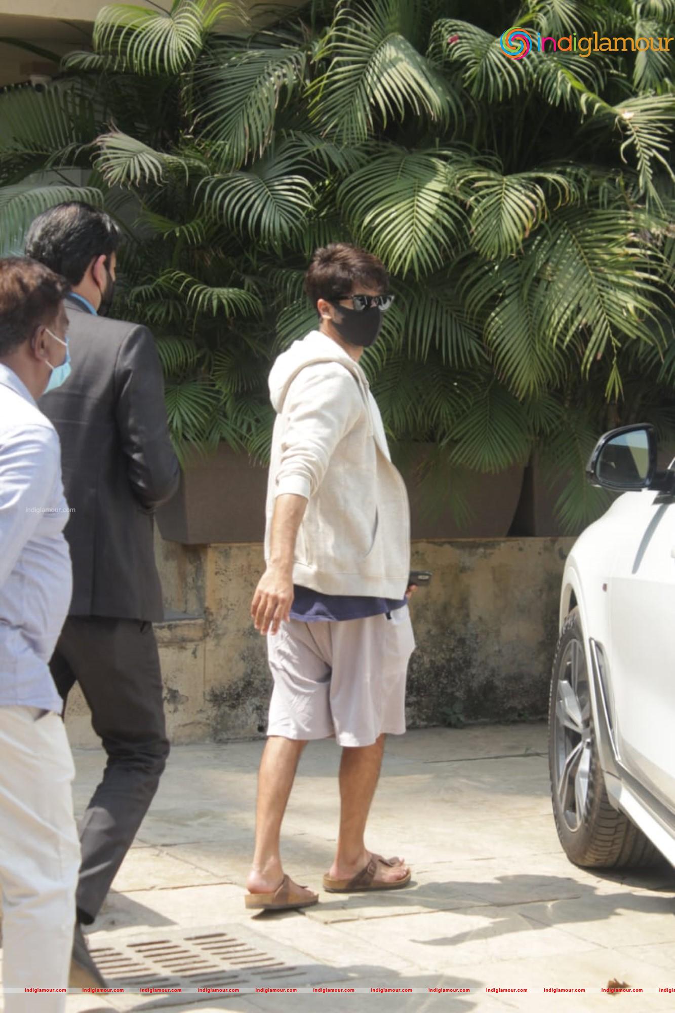 Shahid Kapoor New Car Test Drive BMW Home Photos Event hd photo
