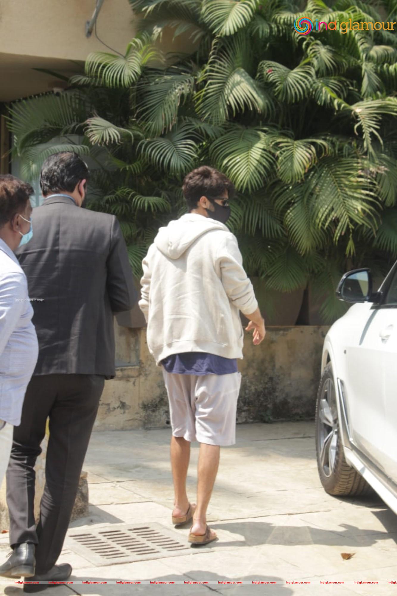 Shahid Kapoor New Car Test Drive BMW Home Photos Event hd photo