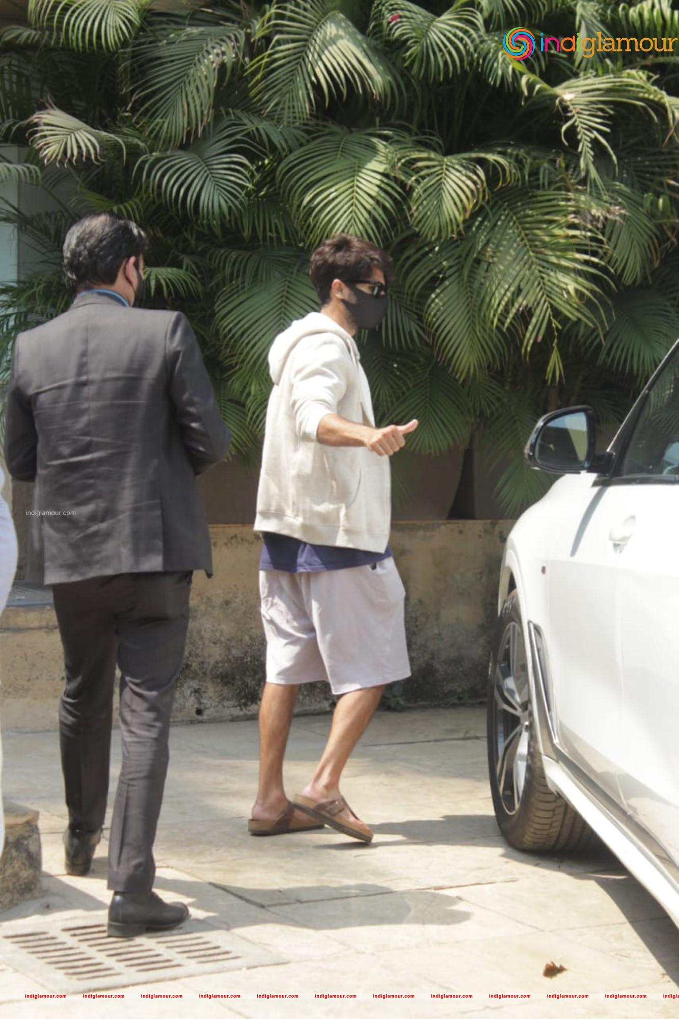 Shahid Kapoor New Car Test Drive BMW Home Photos Event hd photo