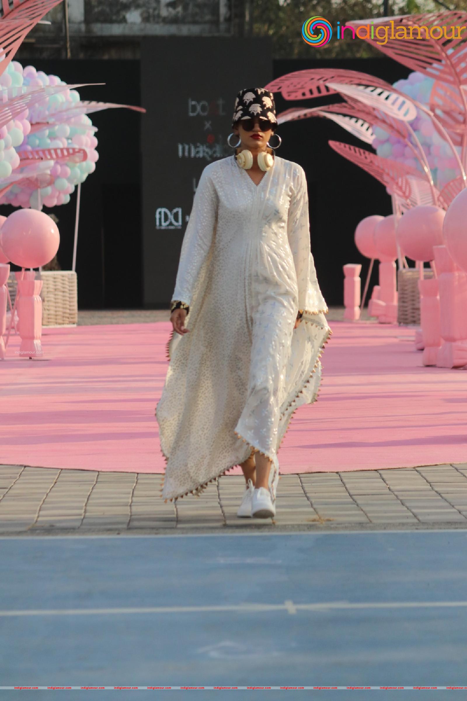 Anusha Dandekar Shibani Dandekar As A Guest At Lakme Fashion Show Day 1 Part1 Event hd photo