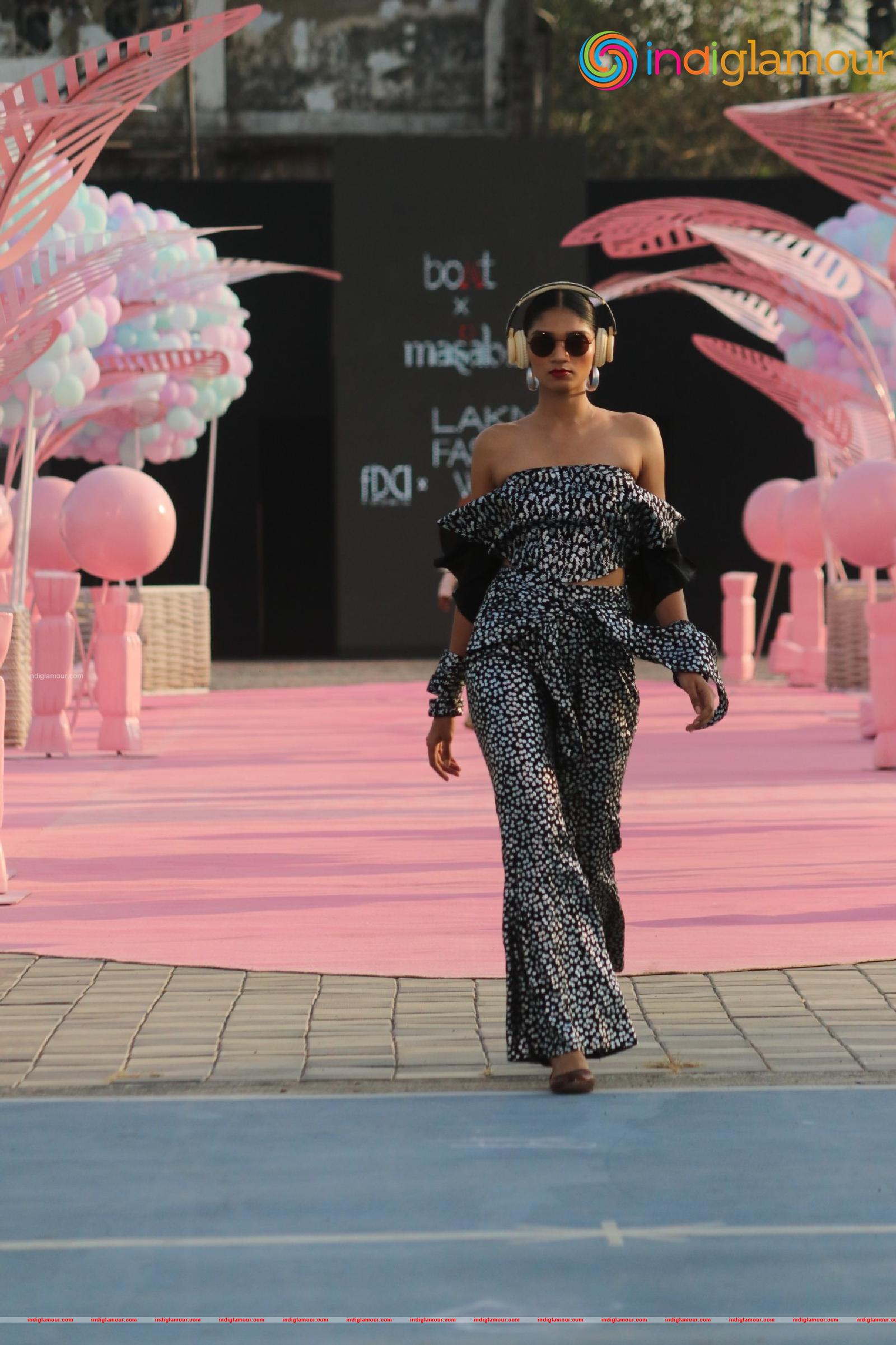 Anusha Dandekar Shibani Dandekar As A Guest At Lakme Fashion Show Day 1 Part1 Event hd photo