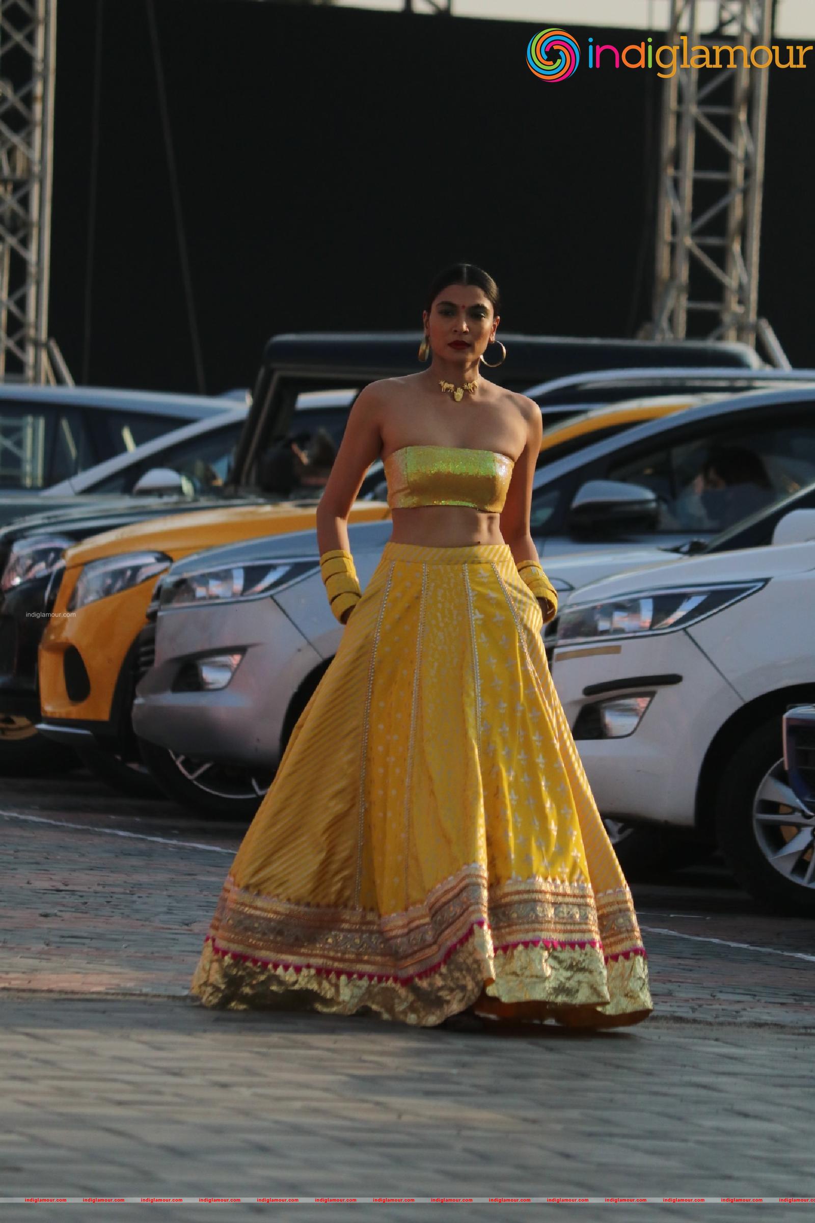 Anusha Dandekar Shibani Dandekar As A Guest At Lakme Fashion Show Day 1 Part2 Event hd photo