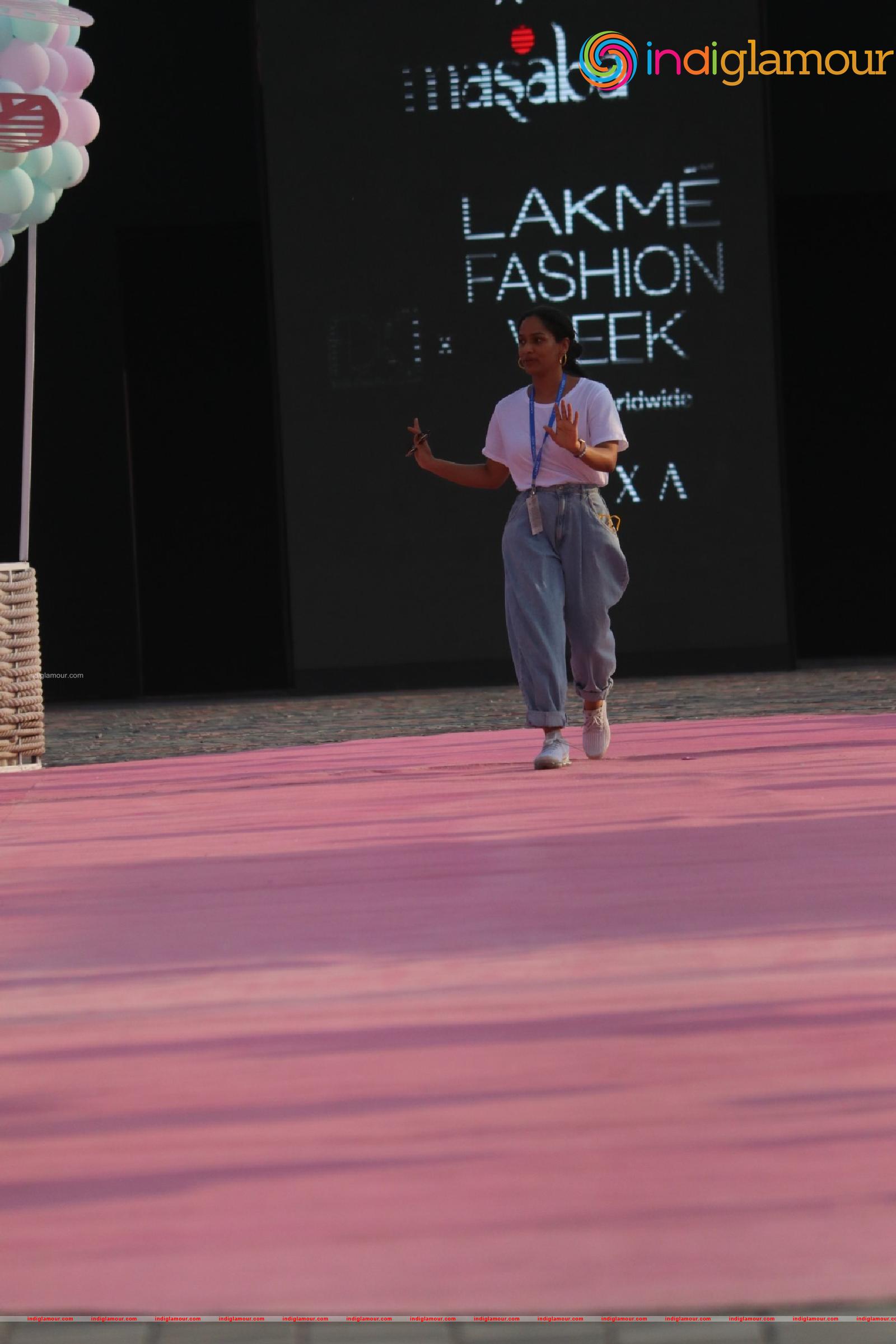 Anusha Dandekar Shibani Dandekar As A Guest At Lakme Fashion Show Day 1 Part2 Event hd photo